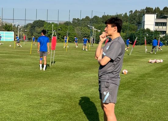 至于苏成峰，一边为交出苏家家主的宝座惋惜不已，一边又忍不住总是提醒苏知鱼：知鱼......你可千万别忘了，在马达加斯加帮我多买一些地皮......面积越大越好，最好是能直接在周围挖一条护城河，直接跟当地人隔绝开。